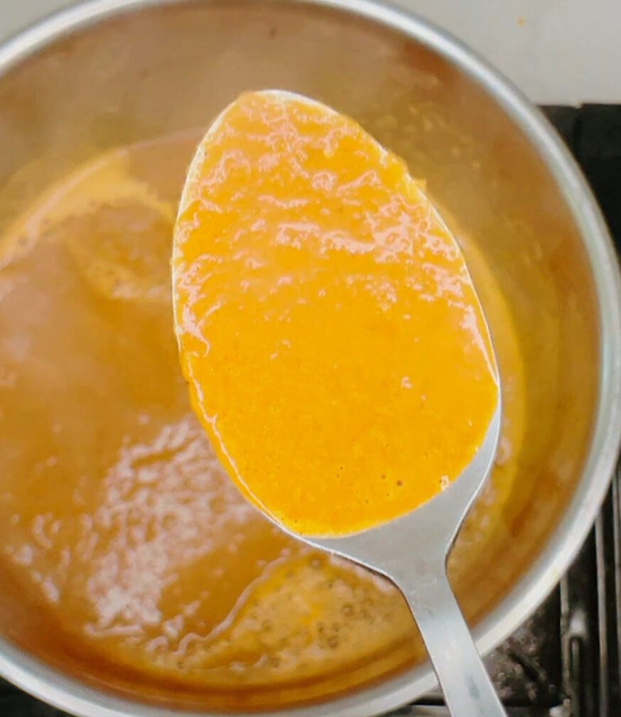 Checking the thickness of curry sauce for keto chicken katsu curry.