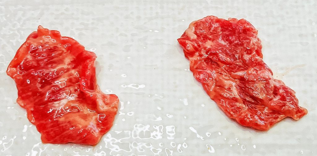 Side-by-side comparison of black pepper teriyaki beef with egg marinade vs no-egg marinade — showing difference in texture and gloss.