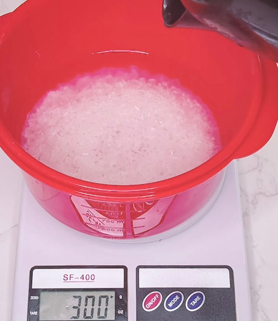 Adding boiling water to rice for the microwave cooking method