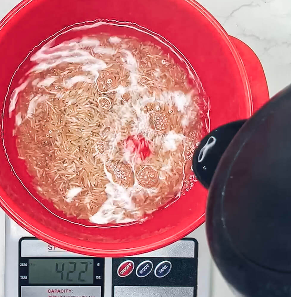 Adding boiling water to brown rice for microwave cooking
