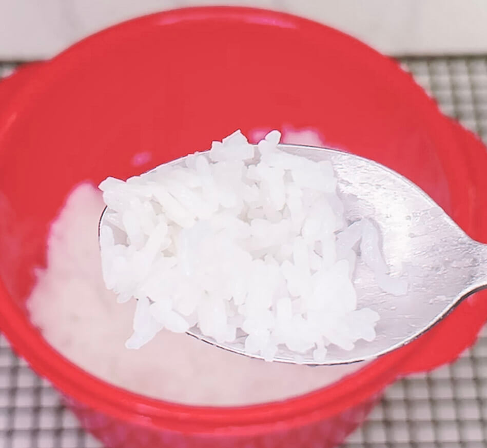 Fluffy white rice cooked using the microwave method