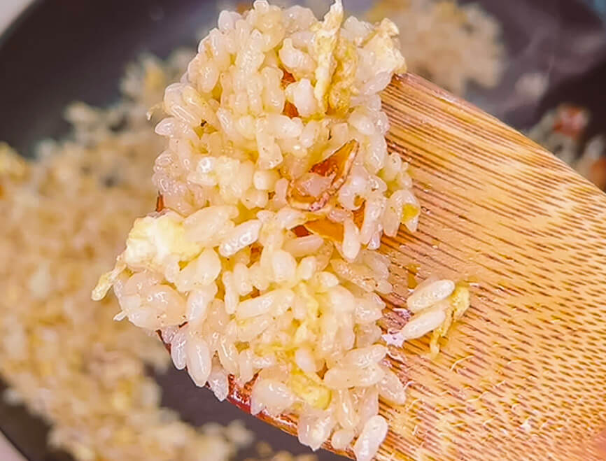 Garlic fried rice with separated grains and fluffy texture