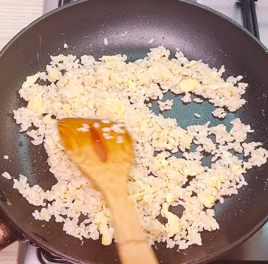 Separating rice grains while stir-frying Japanese fried rice